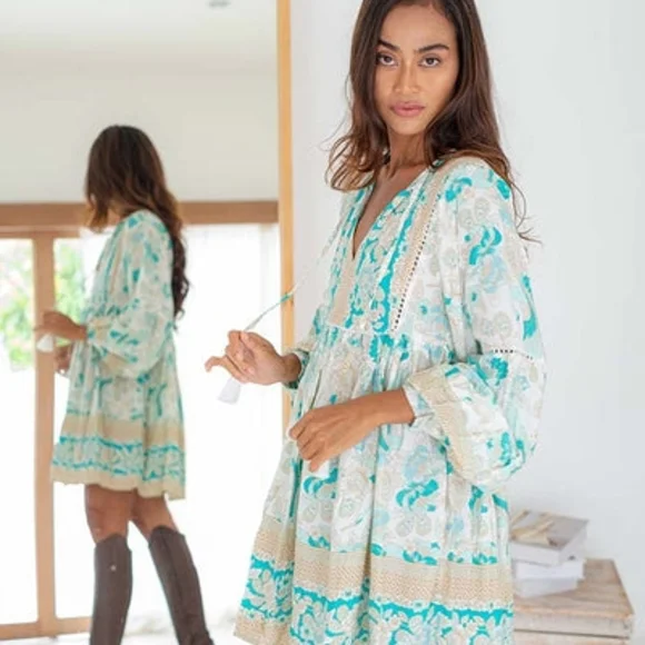 Elegant Floral Mini Dress in Cream and Blue - Picture 3 of 10